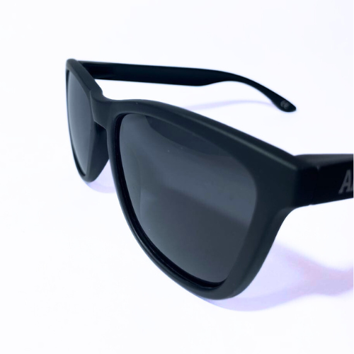 Dark black gafas akea